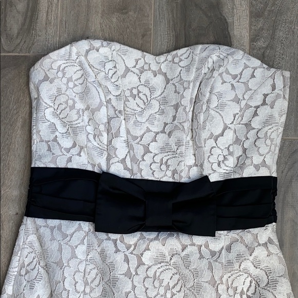 Women’s H&M white lace dress with black bow - Picture 2 of 8
